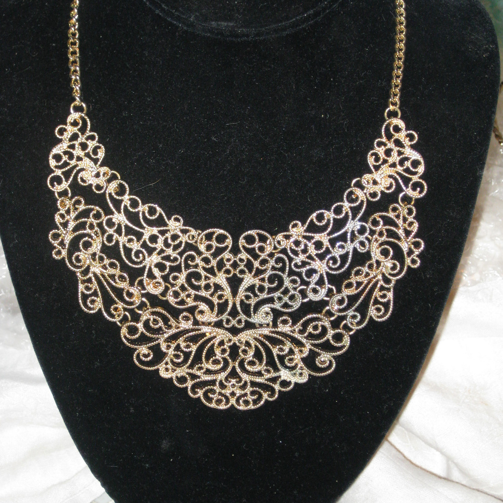 Gorgeous gold tone necklace